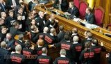 В Раде депутаты собираются у трибуны. Спиленный забор охраняет милиция