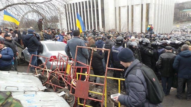 Автомобіль зі Саакашвілі заблоковано, поліція спробувала прорватися, але безуспішно, застосовується газ 22