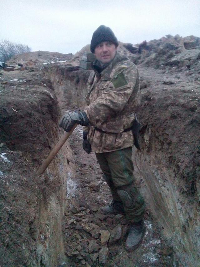 Актор фільму Кіборги Роман Семисал: Коли почалися зйомки, я вже півтора року як повернувся з фронту. Однак виник азарт знову взяти автомат у руки 07