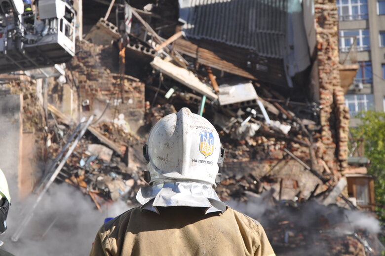 At site of kamikaze drone attack in Kyiv, rubble is being cleared 15