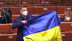 Глава ПАРЄ Дамс пригрозив Гончаренку дисциплінарними санкціями за виступ з простреленим на Донбасі українським прапором. ВIДЕО