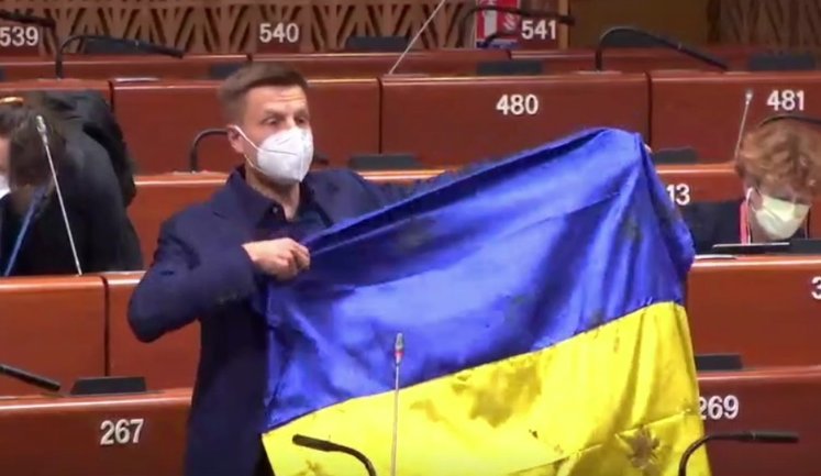 Глава ПАРЄ Дамс пригрозив Гончаренку дисциплінарними санкціями за виступ з простреленим на Донбасі українським прапором. ВIДЕО