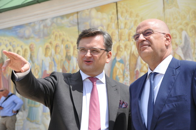 Глава МЗС Греції Дендіас поклав квіти до Стіни памяті полеглих захисників України 23