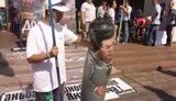 "Янукович, иди на фиг к Чаушеску и Каддафи": Активисты языкового майдана забрасывают яйцами портрет Президента. ВИДЕО+ФОТО.