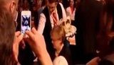 На канцлера Германии Ангелу Меркель вылили четыре бокала пива. + ВИДЕО.
