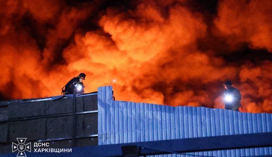 Росіяни атакували безпілотником передмістя Харкова: виникла пожежа на складі. ФОТОрепортаж