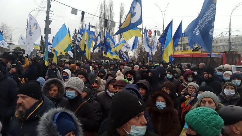 Беги, Вова, беги: Под судом, рассматривающим апелляции относительно меры пресечения для Порошенко, собрались митингующие 23