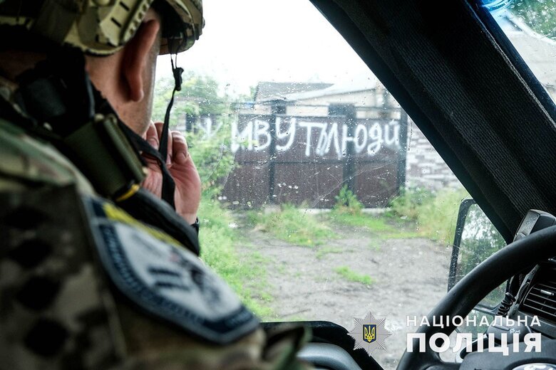 Жили рядом с телами соседей: из Авдеевки эвакуировали жителей многоэтажки, в которую попали российские ракеты 01