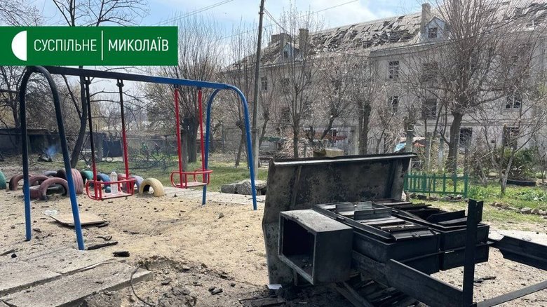 У мережі показали наслідки ворожих обстрілів житлових кварталів та дитячих майданчиків Миколаєва 02 У мережі показали наслідки ворожих обстрілів житлових кварталів та дитячих майданчиків Миколаєва 02