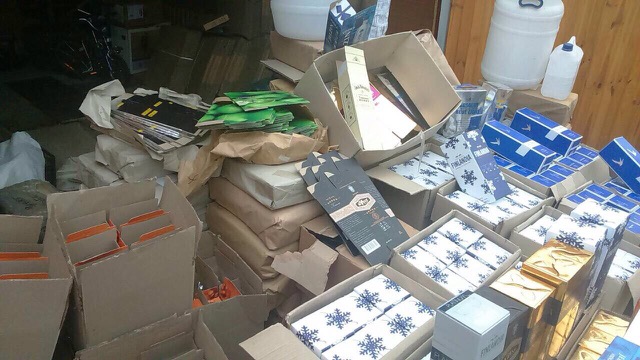 Налоговики с прокуратурой в Киеве ликвидировали цех по производству фальсифицированного алкоголя 04