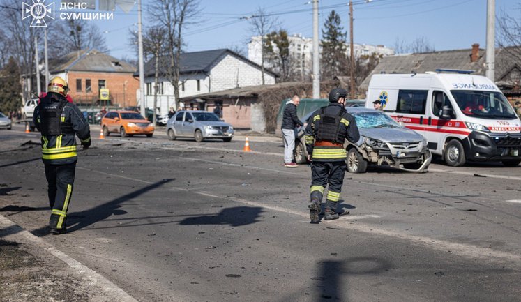 РФ вдарила дроном по вулиці в Сумах: травмовано чотирьох людей. ФОТОрепортаж