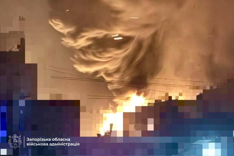 У Запоріжжі після ворожого удару виникла пожежа на підприємстві