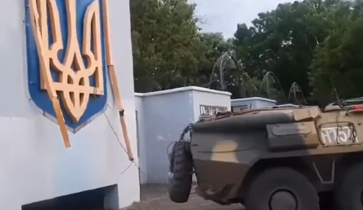 Оккупанты сорвали Герб Украины с монумента на Аллее Героев в Херсоне. ВИДЕО