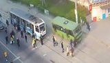 В Каменском маршрутка без тормозов едва не сбила группу пешеходов, вышедших из трамвая. ВИДЕО камер наблюдения
