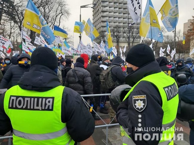 Массовые акции в центре Киева: правоохранители усилили меры безопасности в правительственном квартале 02