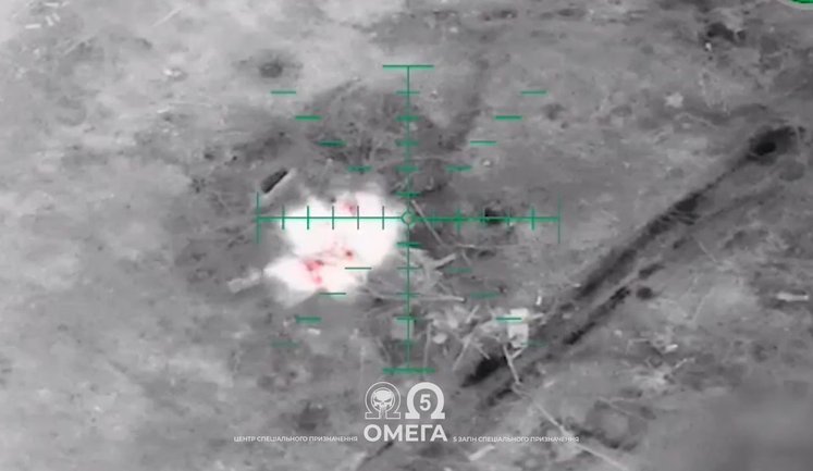 Пилоты "Омеги" ночью сбросами с дронов поразили блиндаж с оккупантами внутри на Донецком направлении. ВИДЕО