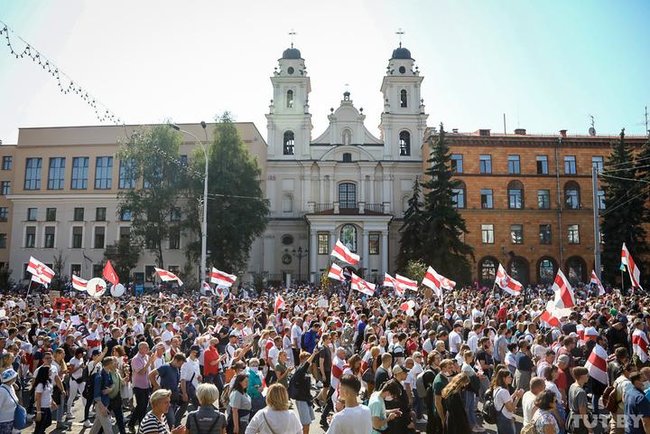 Протесты в Беларуси: Саша, выходи, будем поздравлять 06