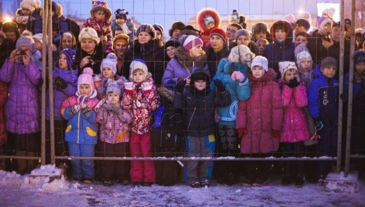 В России детей "в целях безопасности" отгородили от Деда Мороза решеткой. ФОТОрепортаж