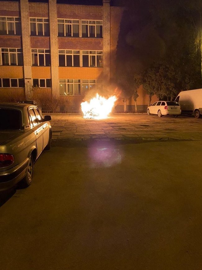 Невідомі спалили автомобіль детектива НАБУ у Львові 02