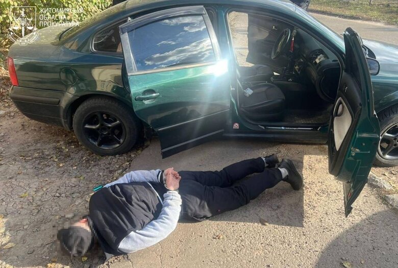 Вимагали гроші з дружини військового: на Житомирщині затримали двох чоловіків