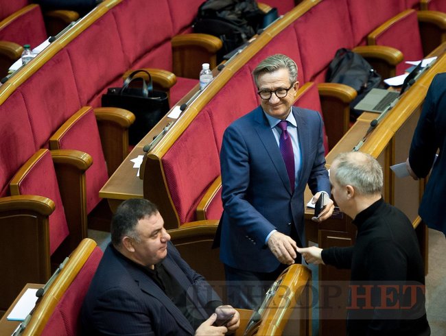 Блокування трибуни й аншлаг біля силовиків: як відбувається позачергове засідання Ради 09