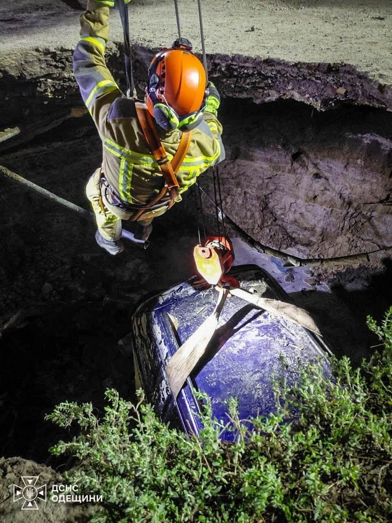 In Odesa, a Volkswagen fell through the ground whilst driving