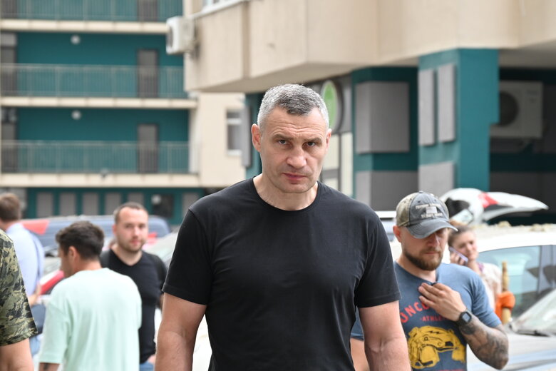 Последствия падения обломков вражеской ракеты на многоэтажку в Соломенском районе Киева 07