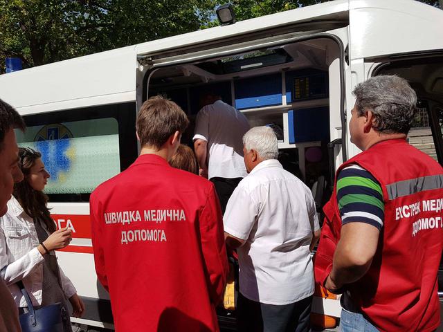 Сироїд, яка пяту добу голодує, з-під Адміністрації Президента забрала швидка 01 Сироїд, яка пяту добу голодує, з-під Адміністрації Президента забрала швидка 01