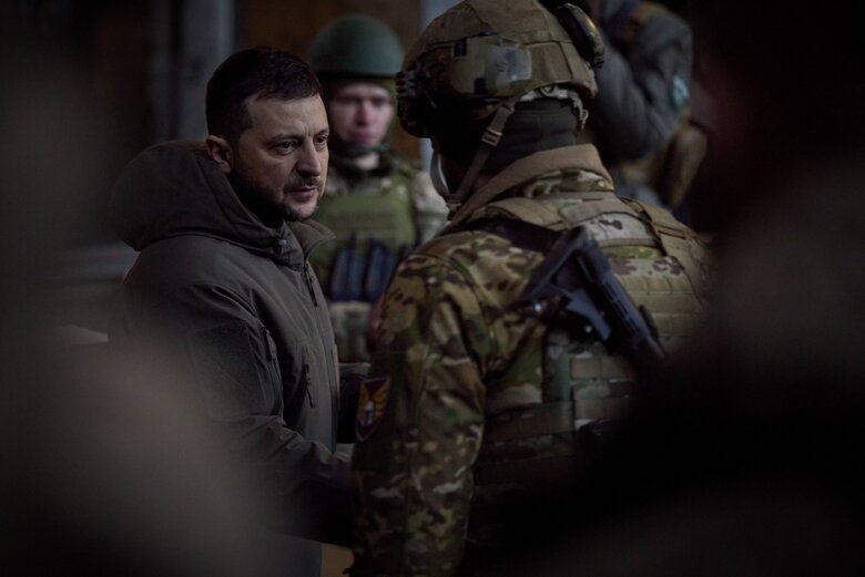 Зеленський відвідав Бахмут та нагородив захисників 06