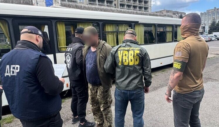 За $2500 помогал незаконно пересечь границу: на Закарпатье разоблачен пограничник, - ГПСУ. ФОТОРЕПОРТАЖ