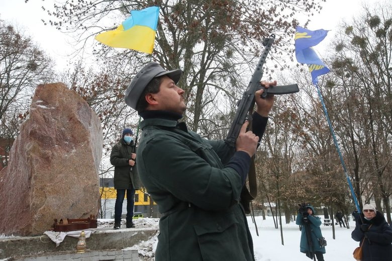 Пам’ятний знак воїнам УПА відновили у Харкові 04