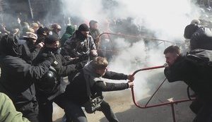 Під час сутичок під АП постраждали три силовики