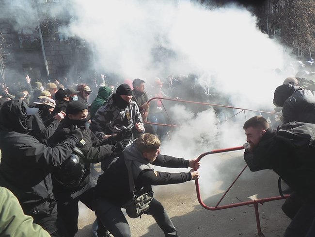 Свинарчуків - за ґрати! - протест проти корупції в Укроборонпромі переріс у зіткнення під АП (оновлено) 08