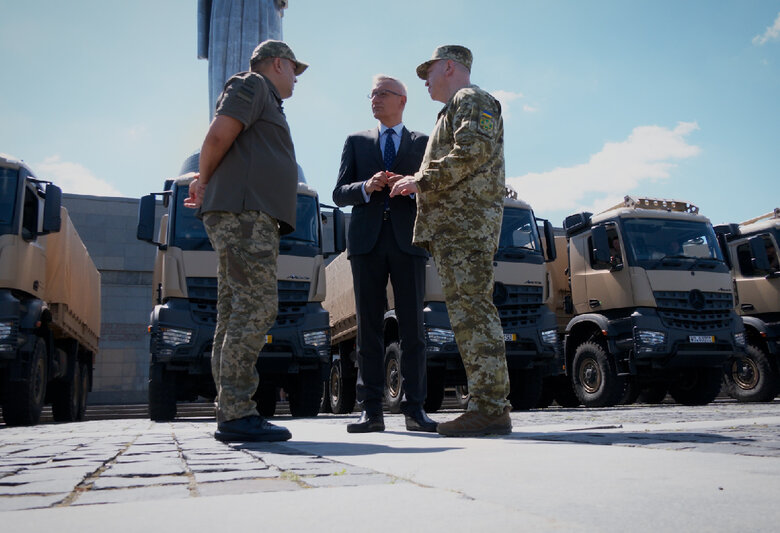 Голова Держприкордонслужби України Дейнеко на передачі автівок від Німеччини