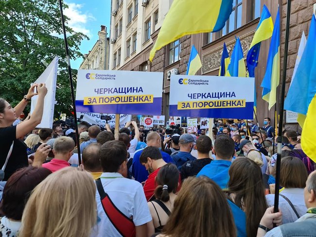 Після акції під ДБР багатотисячна хода попрямувала до Печерського суду на підтримку Порошенка і проти політичних репресій 02