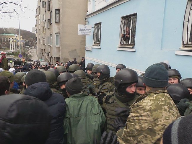 Protesters keep blocking police van with Saakashvili inside, construct barricade 16