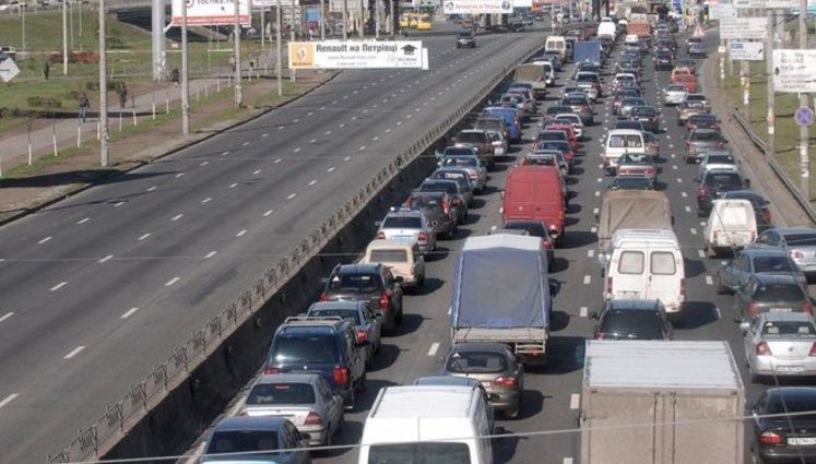 Власти Киева ограничили движение по проспекту в направлении Троещины до конца лета