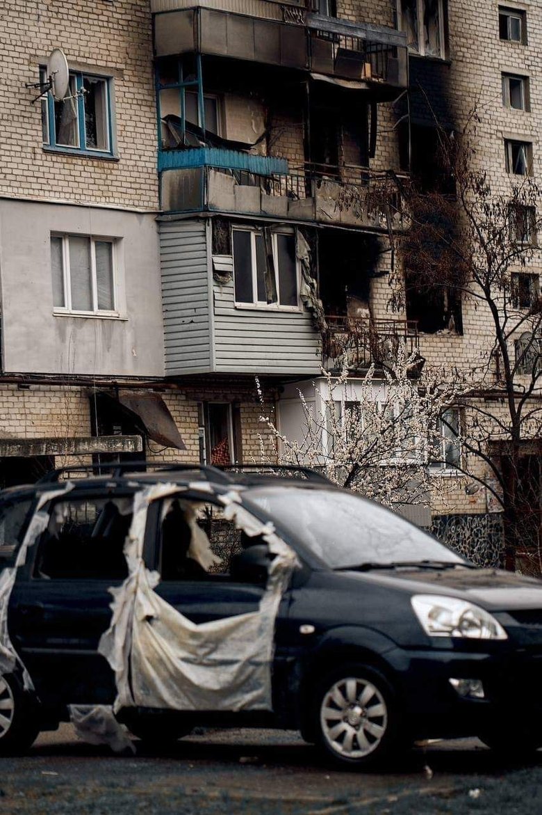 Чотири багатоповерхівки зайнялися після влучання снарядів вночі в Сєверодонецьку, у Новодружеську знищено будинок, - Гайдай 01