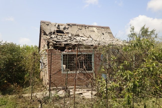 Наслідки терористичного обстрілу цивільної інфраструктури Авдіївки: пошкоджено житлові будинки, один будинок зруйнувала пожежа 07