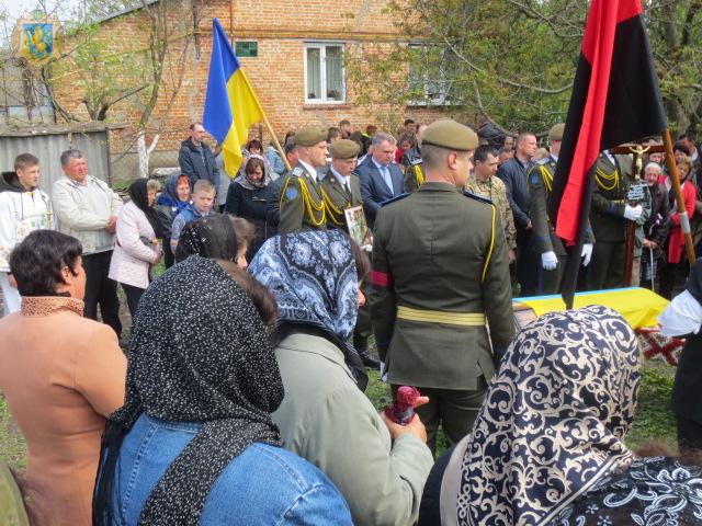 З воїном 24-ї ОМБр Володимиром Куциком, який загинув у зоні ООС, попрощалися на Львівщині 17 З воїном 24-ї ОМБр Володимиром Куциком, який загинув у зоні ООС, попрощалися на Львівщині 17