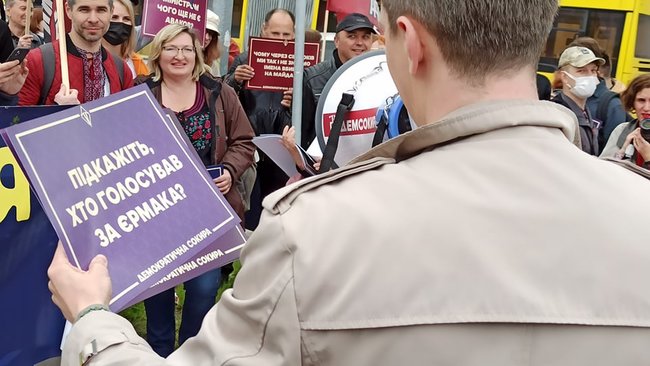 Зеленський любить теплі ванни, але хто сказав, що ця тепла рідина - вода?: Під стінами ДП Антонов відбувається акція 12