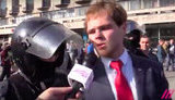 Протесты в Москве: мужчину задержали, когда он расхваливал журналистам действия силовиков. ВИДЕО