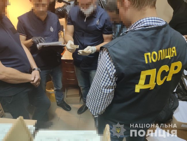 За 2 доби на хабарах спіймали 9 чиновників, - поліція 03