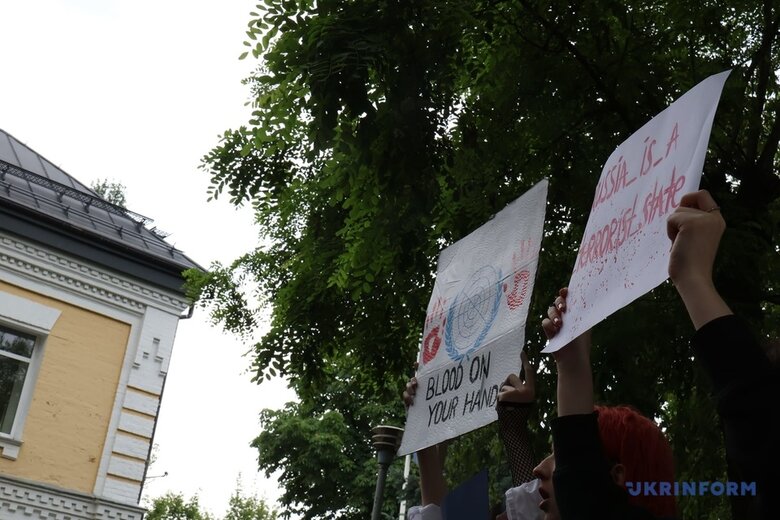 Молодь протестувала біля представництва ООН, вимагаючи вигнати Росію з організації 12 Молодь протестувала біля представництва ООН, вимагаючи вигнати Росію з організації 12