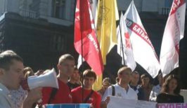 Students Protest at the Cabinet of Ministers Demanding their Scholarship Money. PHOTOS