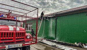 Ворог ударив по магазину у Золочеві на Харківщині: є поранені. ФОТОрепортаж