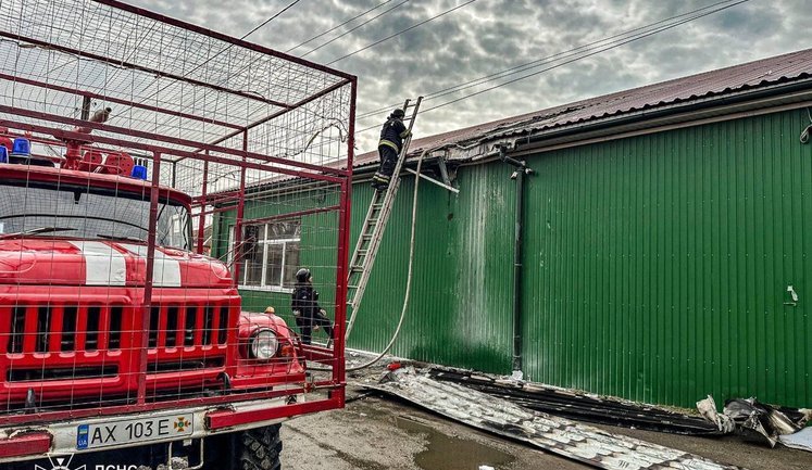 Ворог ударив по магазину у Золочеві на Харківщині: є поранені. ФОТОрепортаж