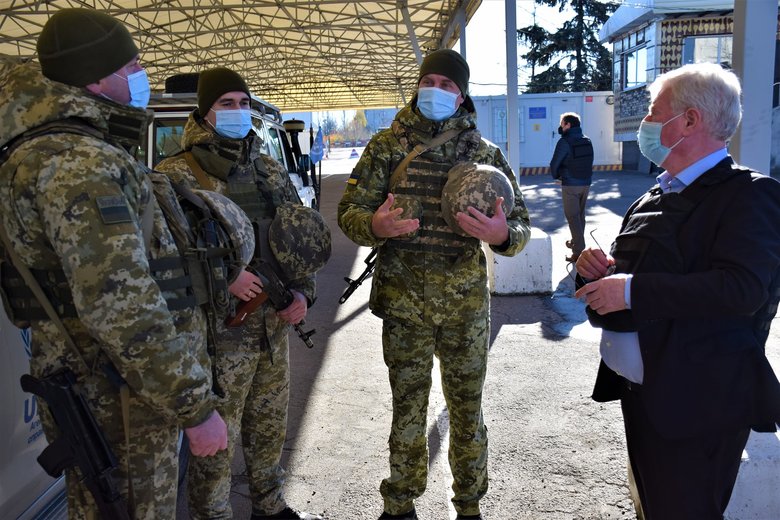 Спецпредставитель ЕС по правам человека Гилмор посетил район проведения ООС 02 Спецпредставитель ЕС по правам человека Гилмор посетил район проведения ООС 02