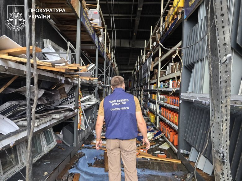 Russian strike on a shopping center in Kharkiv