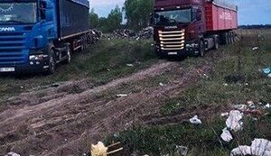 Дві вантажівки зі львівським сміттям перехопили під Києвом. ФОТОрепортаж+ВІДЕО